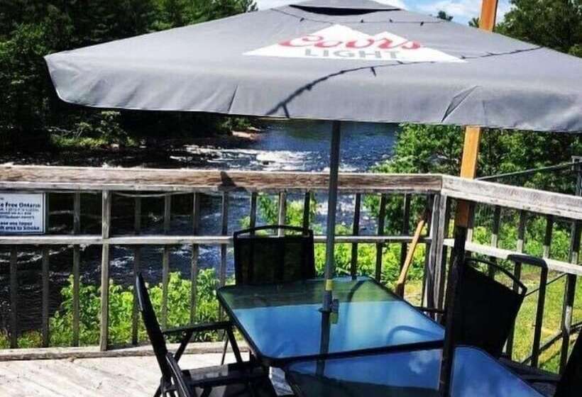 Отель Petawawa River Inn & Suites