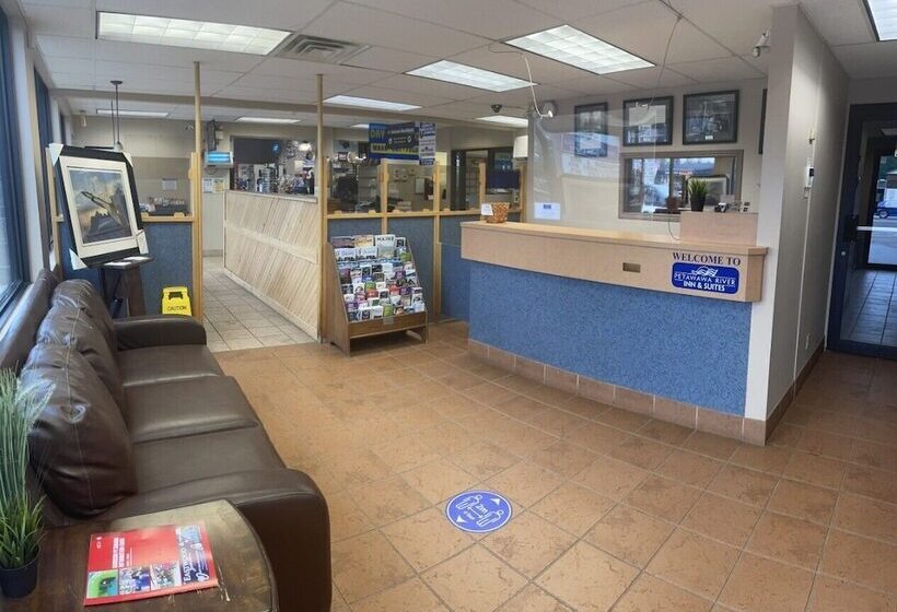 Отель Petawawa River Inn & Suites