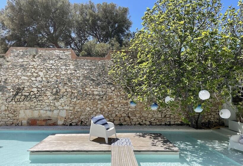 هتل De La Plage Mahogany