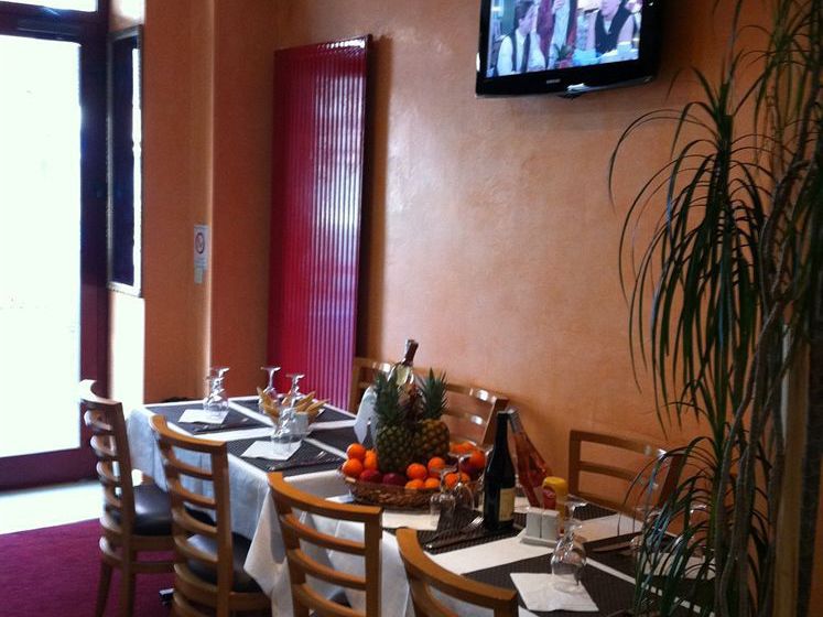 Le Pasteur Hotel La Courneuve