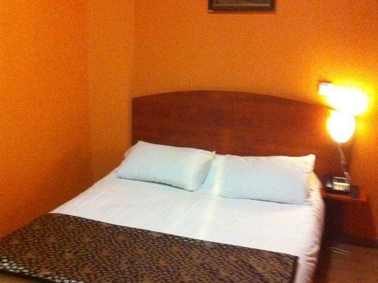 Le Pasteur Hotel La Courneuve