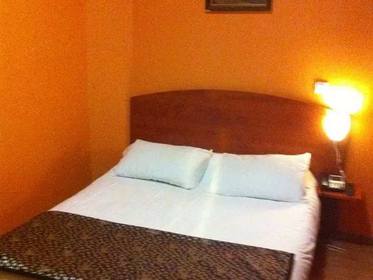 Le Pasteur Hotel La Courneuve