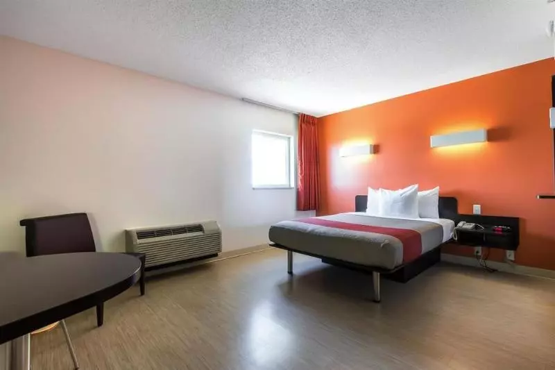 Motel 6kingston, On