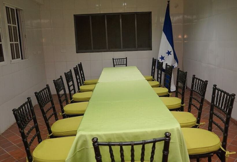 هتل Casa Del Arbol