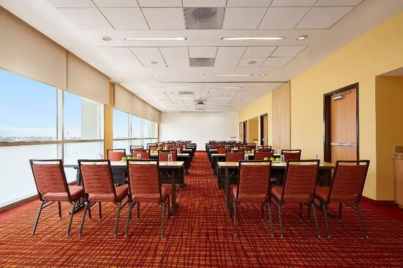 호텔 Courtyard By Marriott Leon At The Poliforum