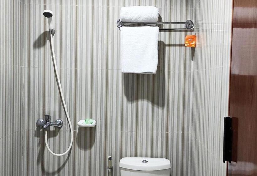 Otel Salma Syariah Mitra Reddoorz Near Terminal Baru Kediri