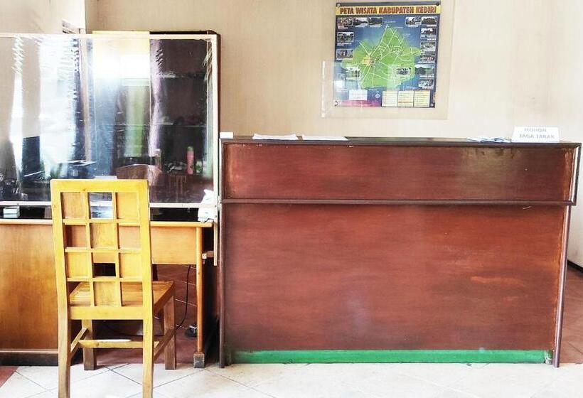 Otel Salma Syariah Mitra Reddoorz Near Terminal Baru Kediri