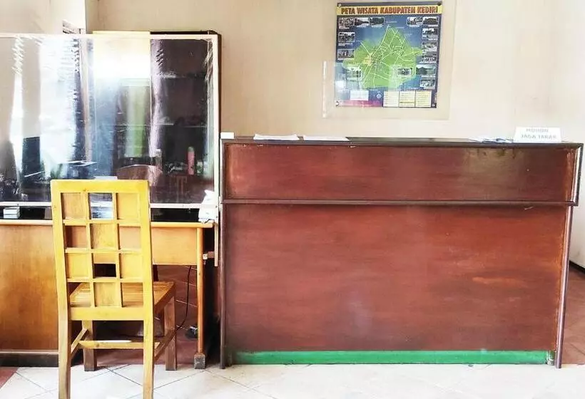 ホテル Salma Syariah Mitra Reddoorz Near Terminal Baru Kediri