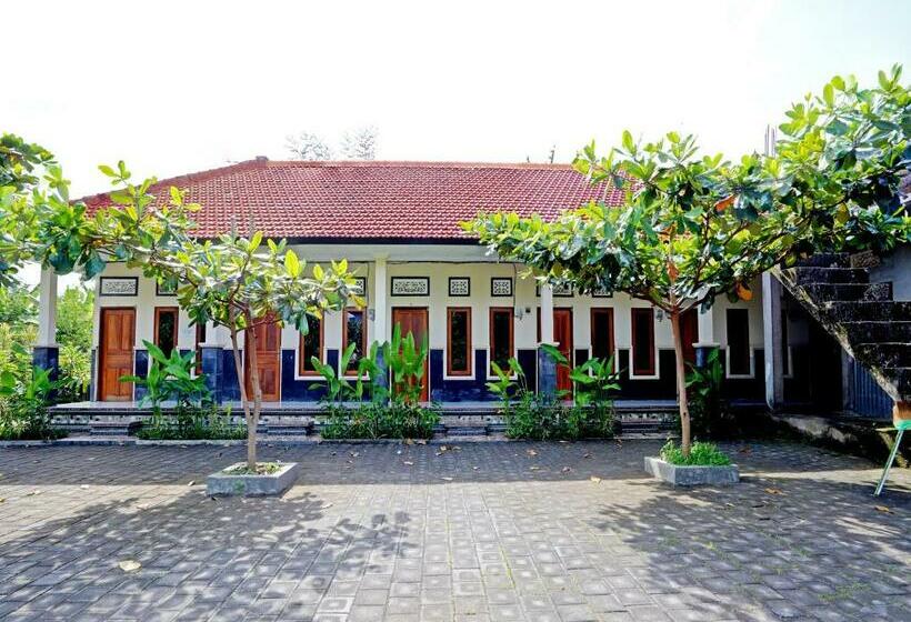 בית מלון כפרי Oyo 90860 Tunjung Sari 8