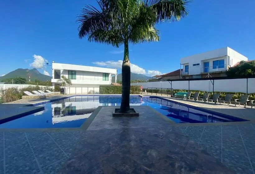 ホテル Celeste Inn Chinauta  Fusagasugá
