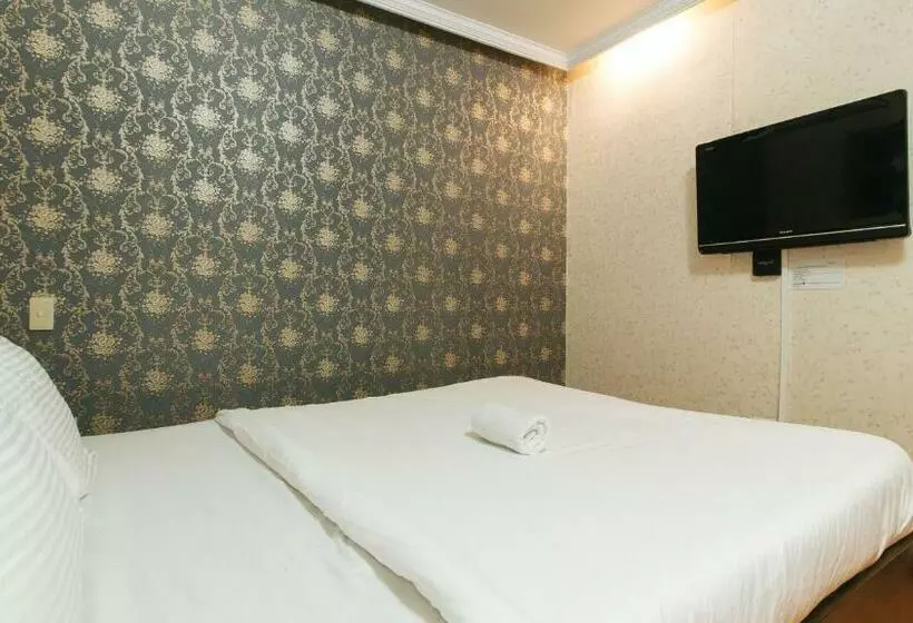 Hotelli Reddoorz Plus Ysvan  Angeles Pampanga