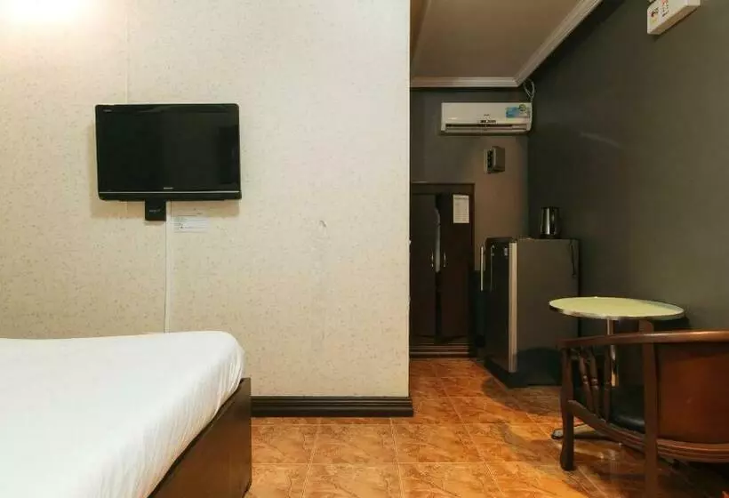 Hotelli Reddoorz Plus Ysvan  Angeles Pampanga