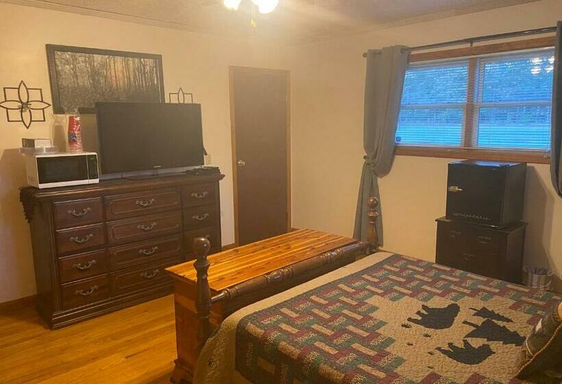 بنسيون Smiths In Law Suite! Pet Friendly, Hot Tub!