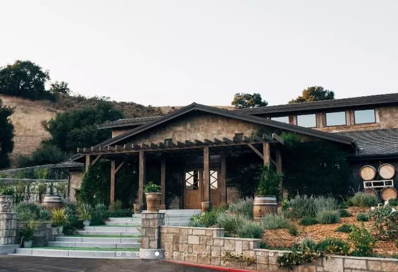 Retkeilymaja The Inn At Zaca Creek