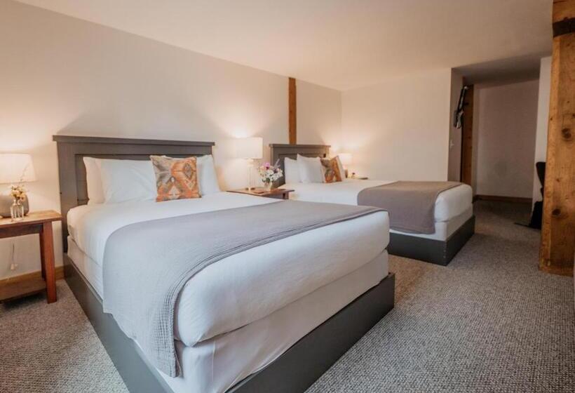 הוסטל The Village Inn