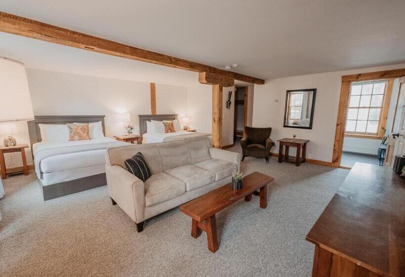 הוסטל The Village Inn