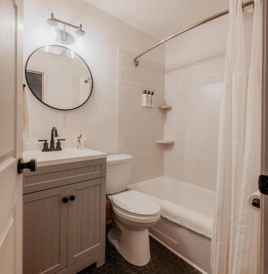 הוסטל The Village Inn