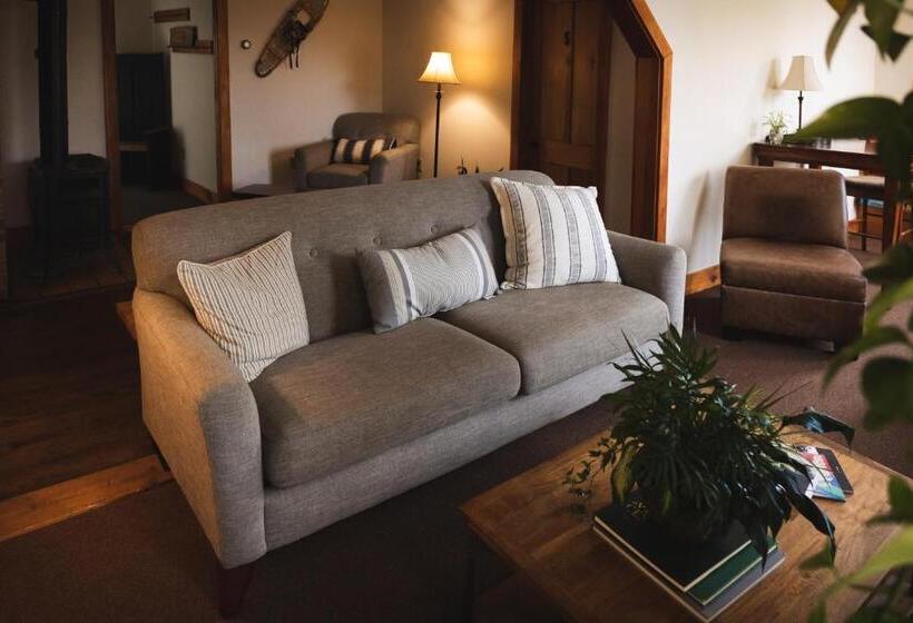 הוסטל The Village Inn