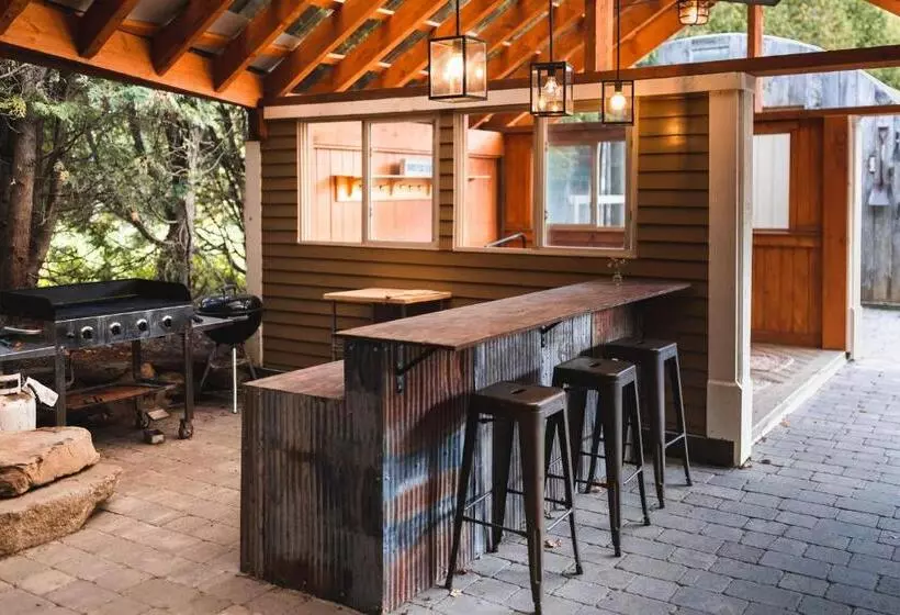 Retkeilymaja The Village Inn