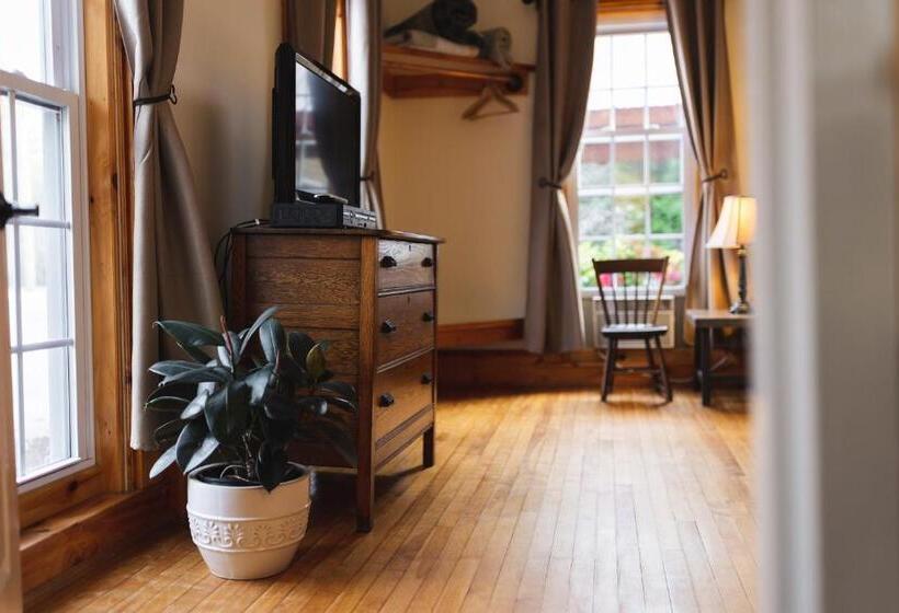 הוסטל The Village Inn