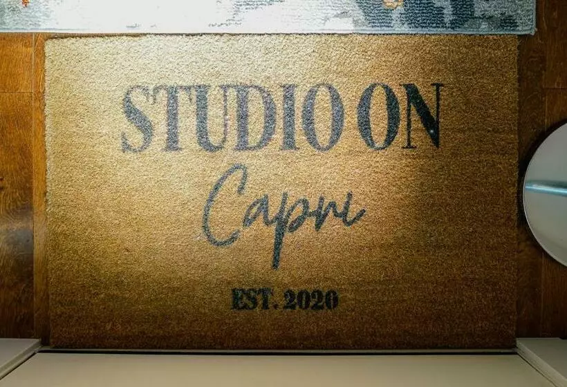 تختخواب و صبحانه Studio On Capri
