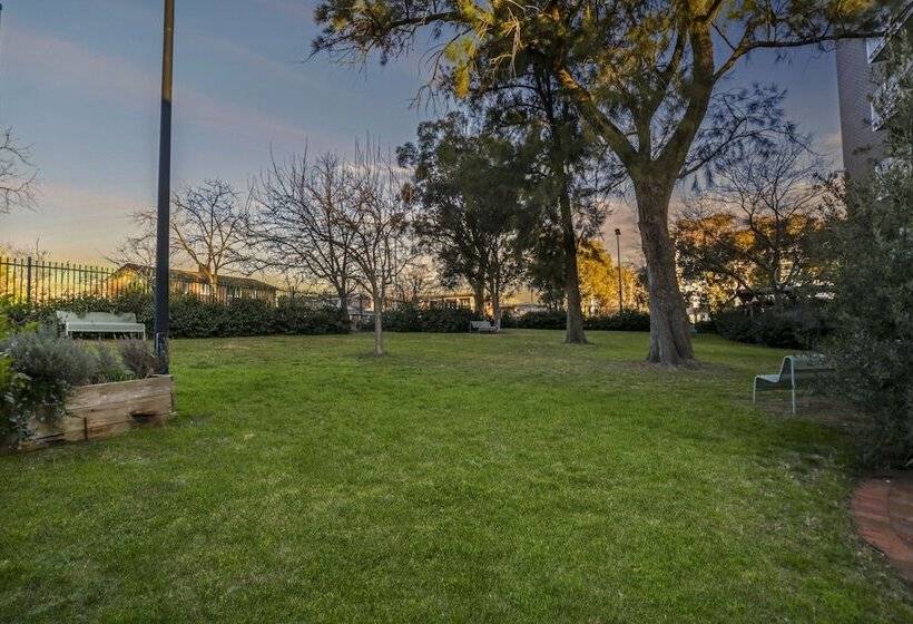 فندق Canberra Accommodation Centre