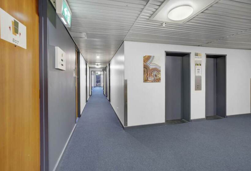 فندق Canberra Accommodation Centre