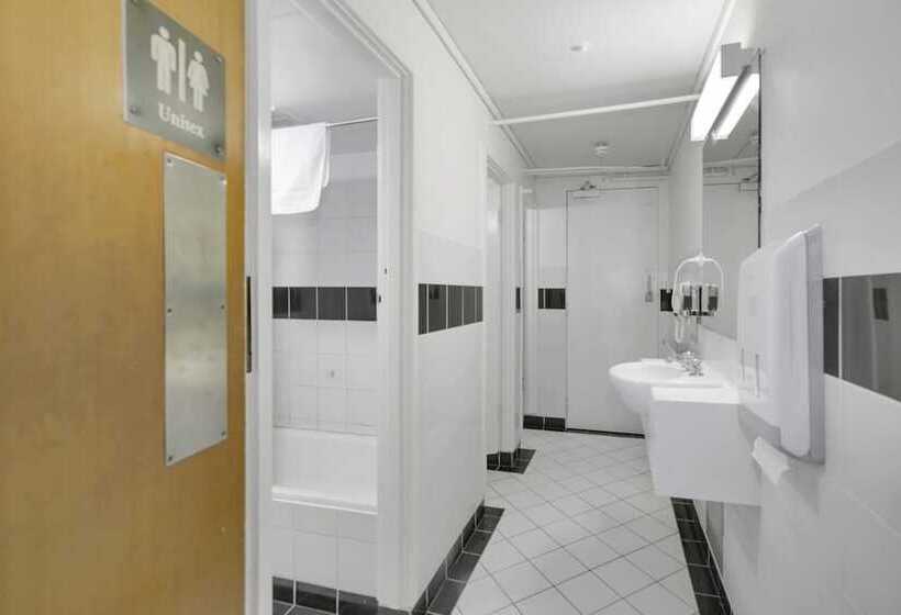 فندق Canberra Accommodation Centre