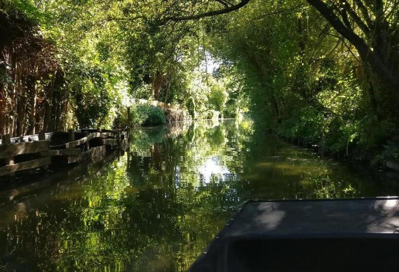 مبيت وإفطار La Touline