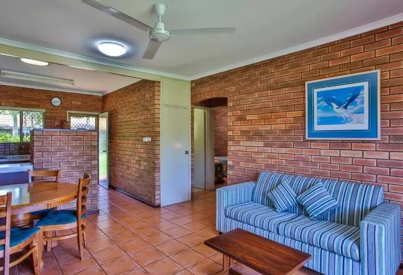 Отель Bayside Holiday Apartments