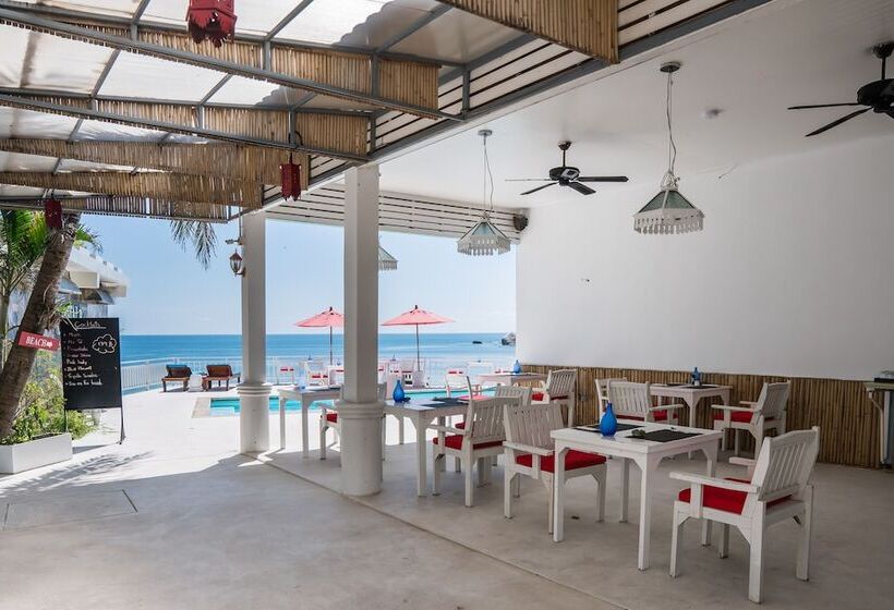 Hotel Crystal Bay Beach Resort