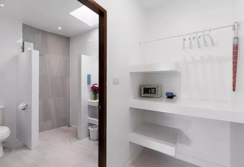 Hotel Crystal Bay Beach Resort