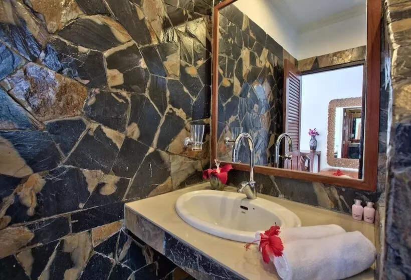 Hotel Crystal Bay Beach Resort