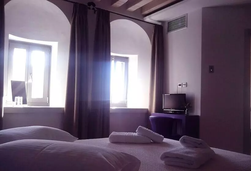 호텔 The Lotus Tree