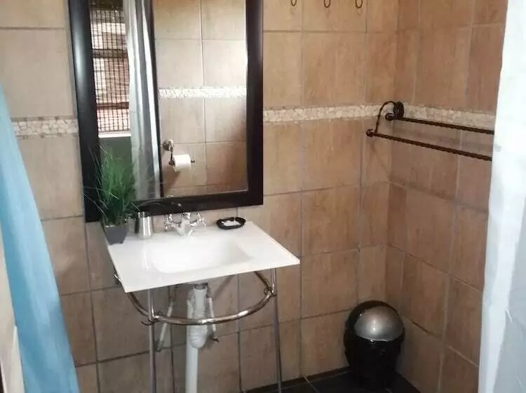 هتل 24 Onvrey Guest House