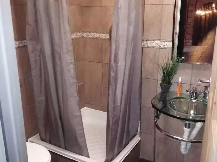 هتل 24 Onvrey Guest House