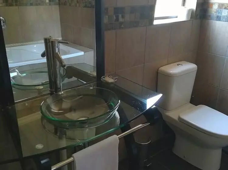 هتل 24 Onvrey Guest House