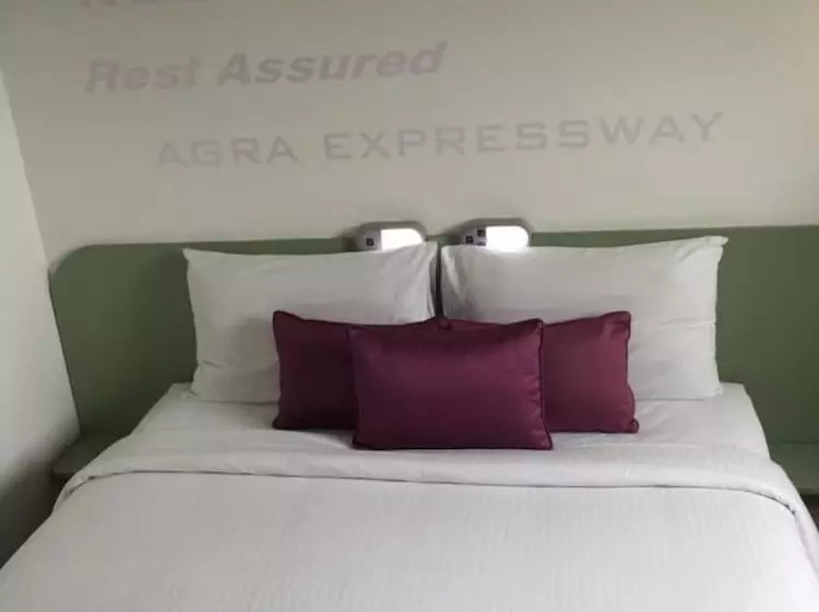 Отель Caspia Pro Greater Noida