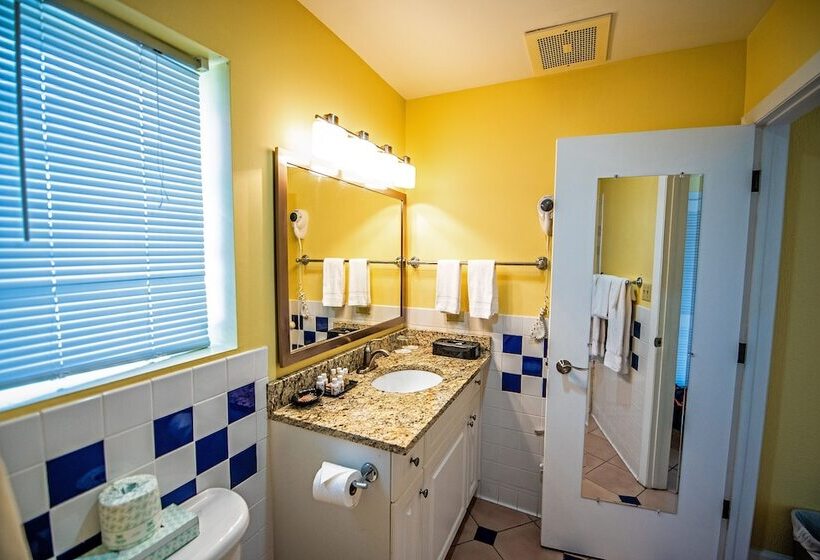 هتل Pirates Pension At Bluebeard S Castle