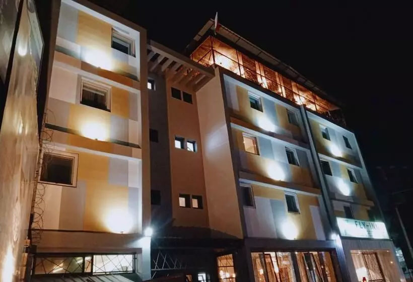 Fly Inn Madagascar Hotel   Navette Gratuite H24   à 300m De L Aéroport International Ivato Antananar