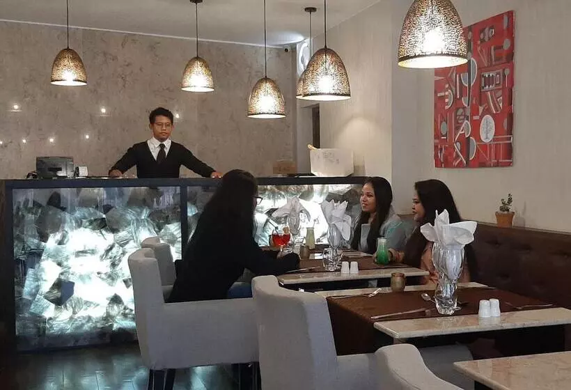 Fly Inn Madagascar Hotel   Navette Gratuite H24   à 300m De L Aéroport International Ivato Antananar