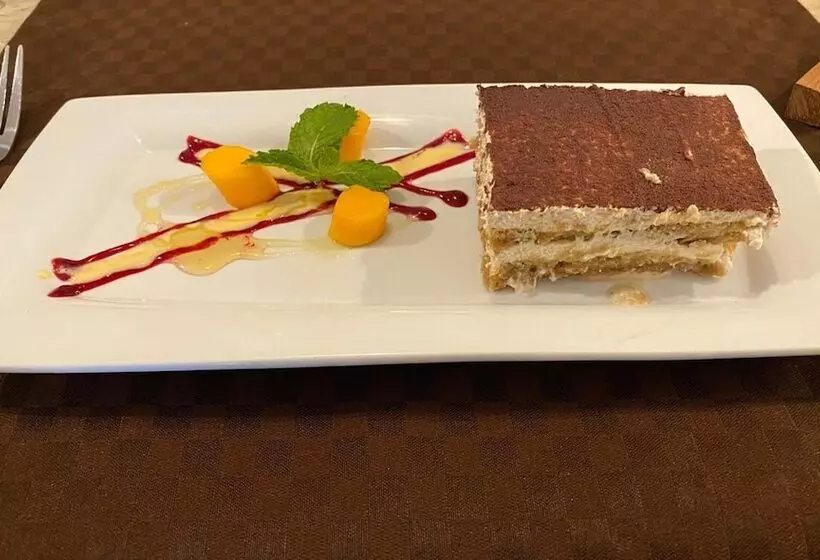 Fly Inn Madagascar Hotel   Navette Gratuite H24   à 300m De L Aéroport International Ivato Antananar