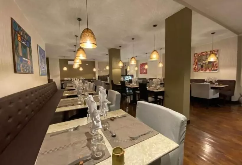 Fly Inn Madagascar Hotel   Navette Gratuite H24   à 300m De L Aéroport International Ivato Antananar