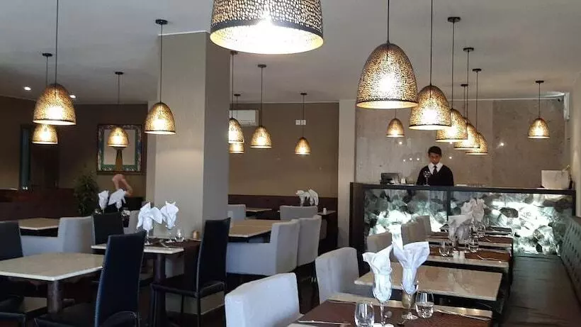 Fly Inn Madagascar Hotel   Navette Gratuite H24   à 300m De L Aéroport International Ivato Antananar