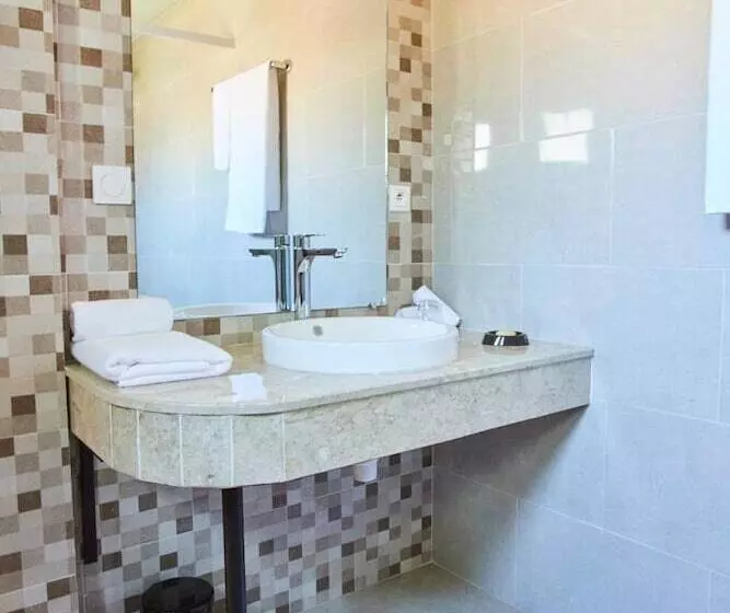 Fly Inn Madagascar Hotel   Navette Gratuite H24   à 300m De L Aéroport International Ivato Antananar