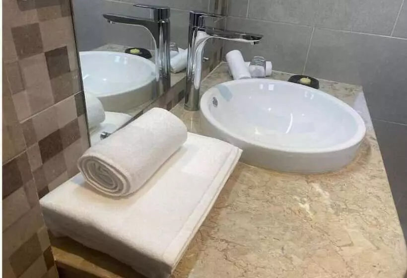 Fly Inn Madagascar Hotel   Navette Gratuite H24   à 300m De L Aéroport International Ivato Antananar