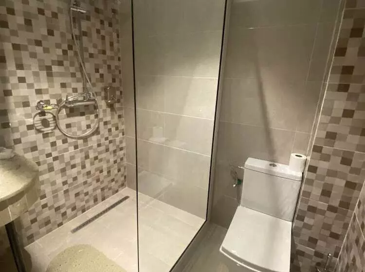 Fly Inn Madagascar Hotel   Navette Gratuite H24   à 300m De L Aéroport International Ivato Antananar