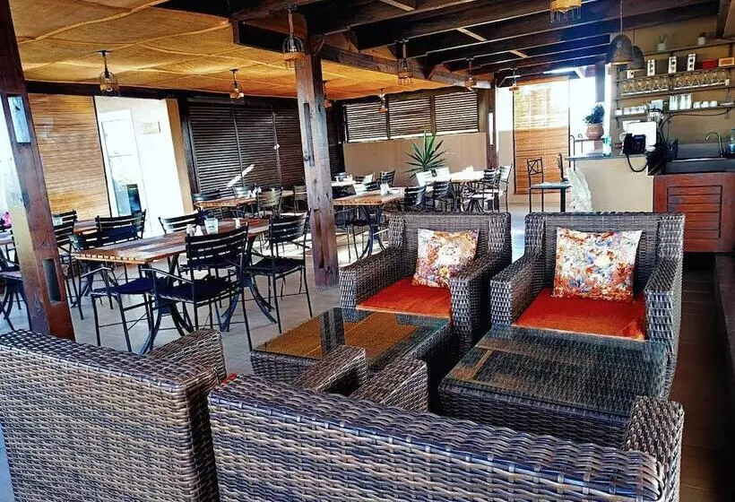 Fly Inn Madagascar Hotel   Navette Gratuite H24   à 300m De L Aéroport International Ivato Antananar