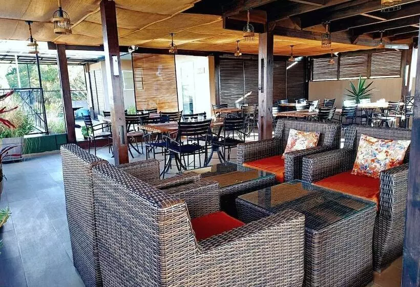 Fly Inn Madagascar Hotel   Navette Gratuite H24   à 300m De L Aéroport International Ivato Antananar