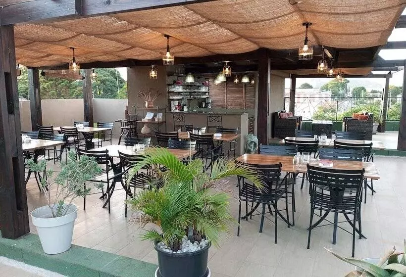 Fly Inn Madagascar Hotel   Navette Gratuite H24   à 300m De L Aéroport International Ivato Antananar